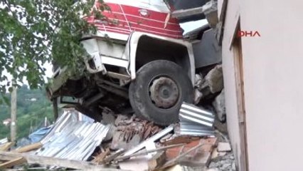 Ordu Freni Boşalan İş Makinesi Yüklü Tır, Eve Çarptı