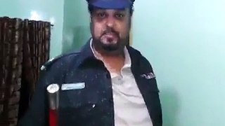 Legend Amjad Sabri in lighter mood wearing Pakistan Police dress