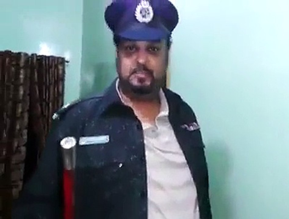 Legend Amjad Sabri in lighter mood wearing Pakistan Police dress