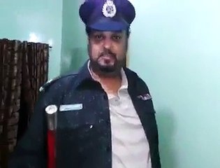 Legend Amjad Sabri in lighter mood wearing Pakistan Police dress