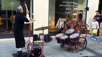 Невероятный уличный музыкант )) Харизма и талант этого музыканта притягивает