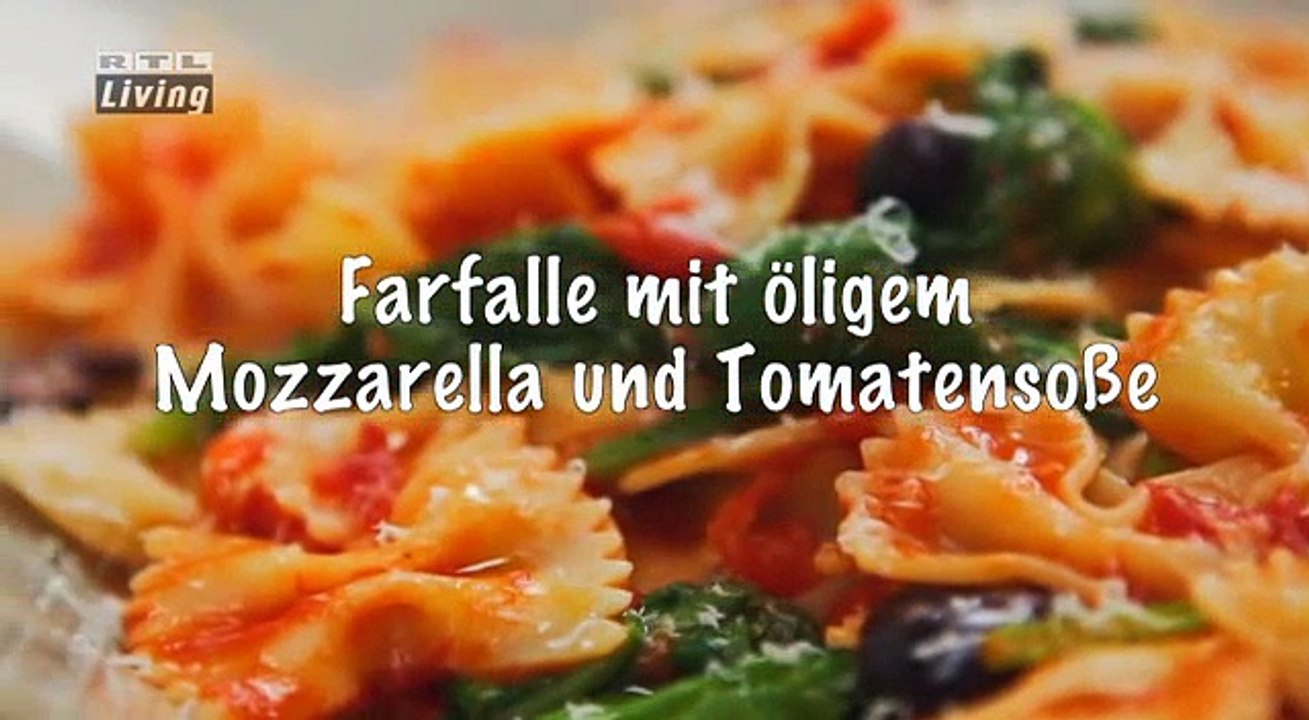Selbstgemachte Farfalle mit Mozarella Tomatensoße