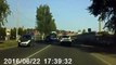 Un policier arrête un motard en fuite sans aucune pitié (Russie)