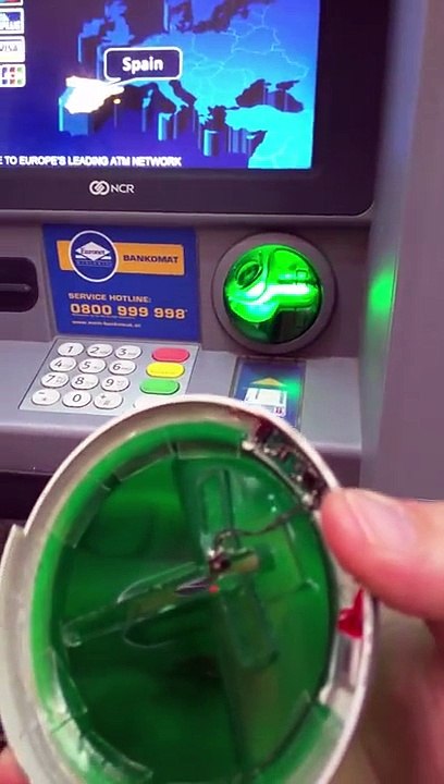 Un touriste découvre un skimmer installé sur un distributeur automatique à Vienne (Autriche)
