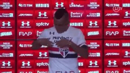 Christian Cueva Problem With Kissing Sao Paulo's Badge At His Presentation!