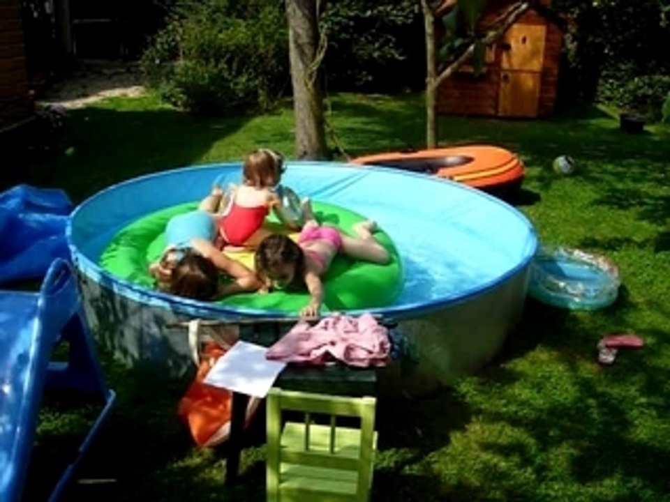 Les filles dans la piscine