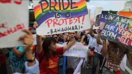 Miles marchan en Manila por los derechos LGBT