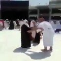 ایک شخص دوران طواف کعبہ اپنی ماں کے قدموں میں گر کر اپنی ماں کے قدموں کا بوسہ لے رہا ہے۰ سبحان اللہ۰