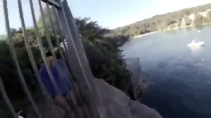 Неожиданная встреча с акулой после прыжка со скалы в воду