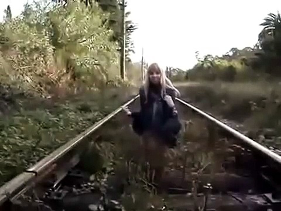 Прикол над девушкой Ааа! Поезд... поезд!!!