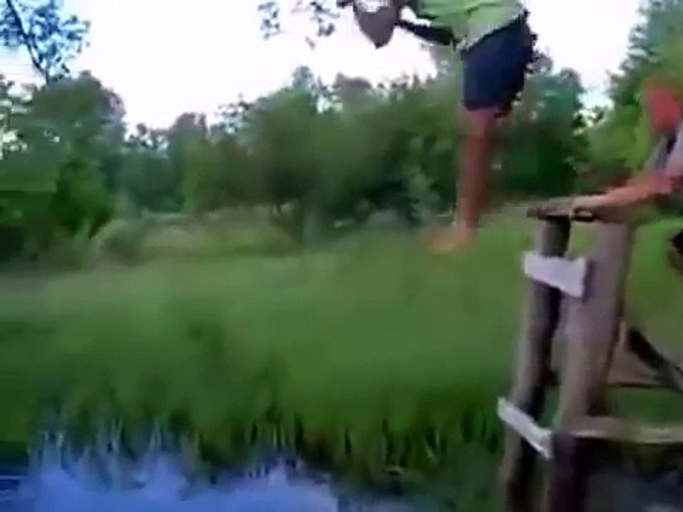 прикол! супер полет пьяного! смешное падение!