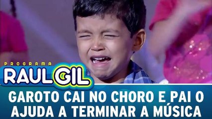 Garotinho cai no choro e pai o ajuda a terminar a música