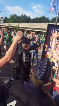 Euro 2016 : Les supporters irlandais font danser des policiers français