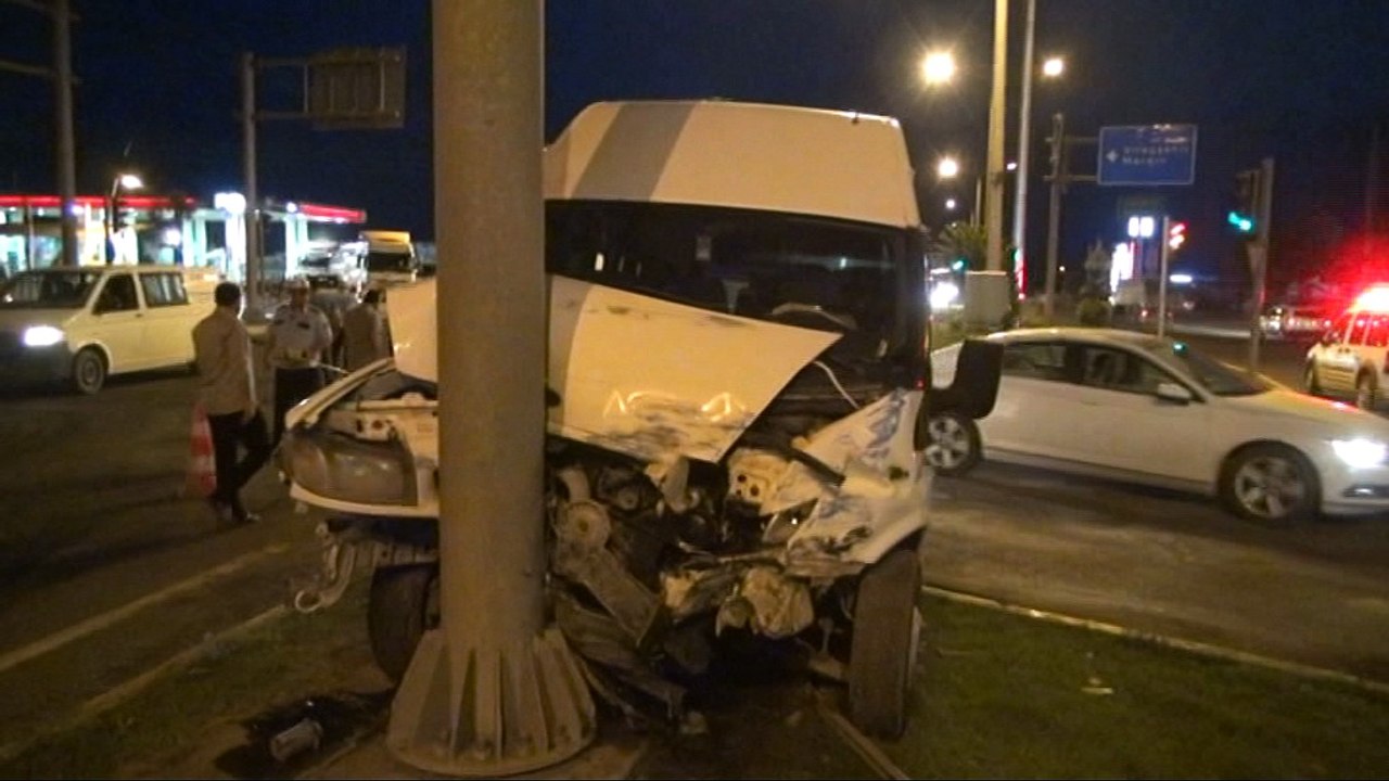 Trafik Kazası: 12 Yaralı