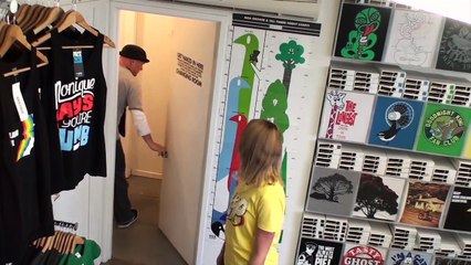 Une cabine d’essayage se transforme en vestiaires de filles, les hommes ont une sacré surprise!