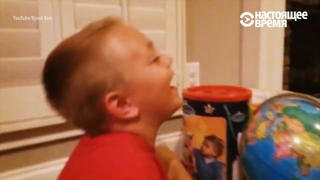 Владимир Путин несёт улыбку детям