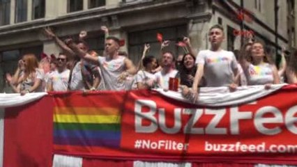 Londra'da Onur Yürüyüşü Karnavala Dönüştü