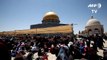 Des Palestiniens prient sur l'esplanade des Mosquées