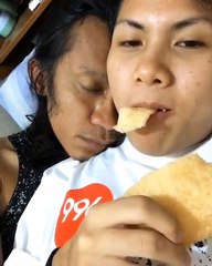 Manjanya Aming Sugandhi Tidur di Bahu Evelyn Nada Anjani Sambil Makan Kerupuk Udang