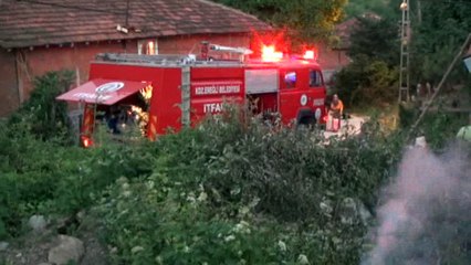 SAHUR VAKRTİ ÇIKAN YANGINA İLK MÜDAHALEYİ KÖYLÜLER KOVALARLA YAPTI