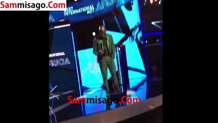 Picha,Black Coffee akipokea tuzo ya BET,Best International Act: Africa aliyowania Diamond Platnumz.