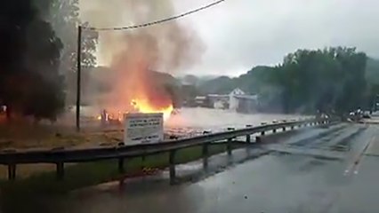 Une maison en feu emportée par les inondations !