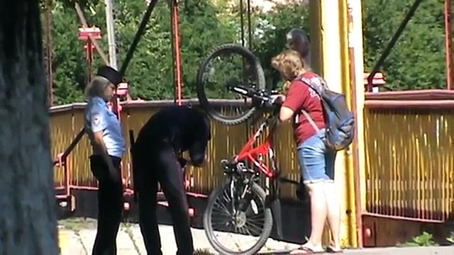 Орловская полиция рассматривает велосипед у девушки, снимает велосипедистку в городе Орле Город Орёл