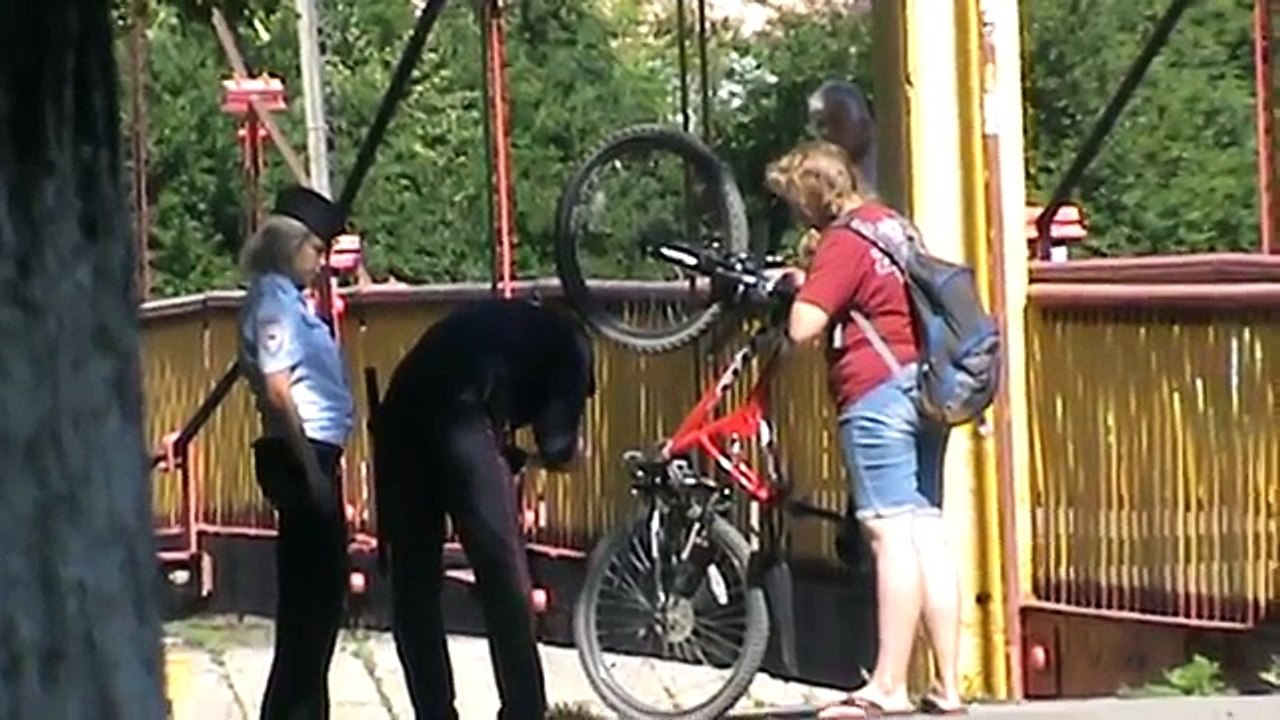 Орловская полиция рассматривает велосипед у девушки, снимает велосипедистку в городе Орле Город Орёл