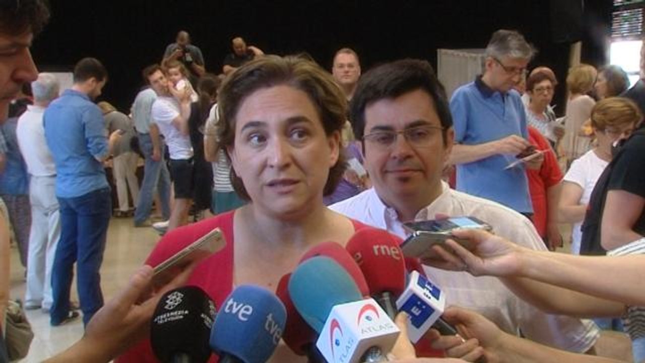 Colau pide a los ciudadanos que acudan a las urnas para lograr un "cambio real"