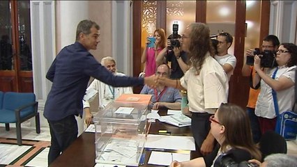 Toni Cantó, candidato de Ciudadanos por Valencia, ejerce su voto a primera hora