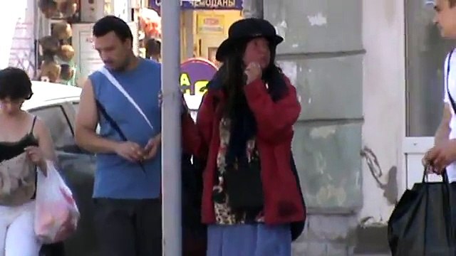 Видео прикол на улице пьяная женщина девушка в шляпе переходит дорогу в городе Орле Город Орёл