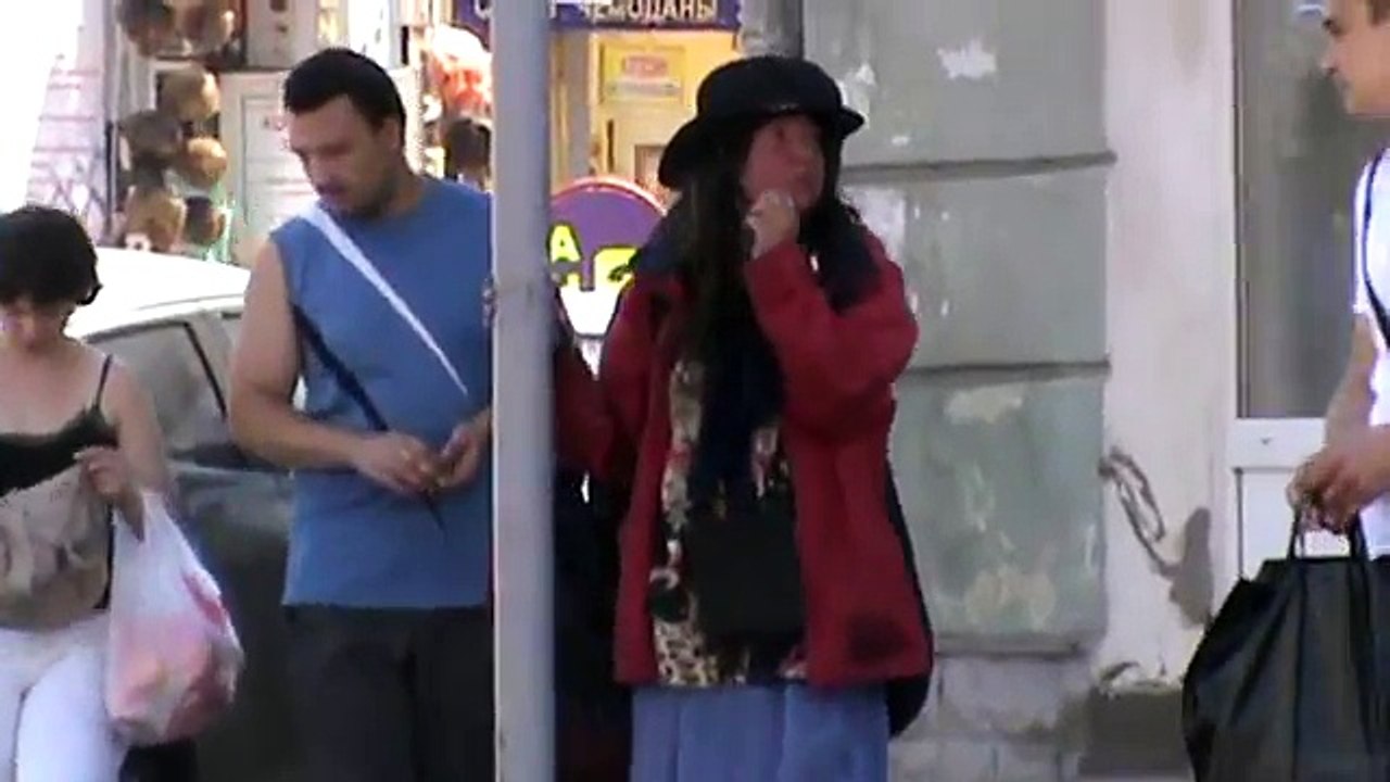 Видео прикол на улице пьяная женщина девушка в шляпе переходит дорогу в городе Орле Город Орёл