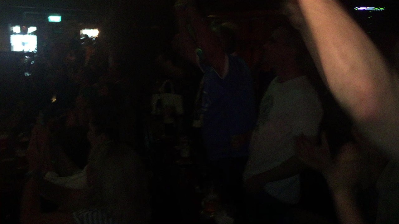 Ambiance dans un pub de Galway après le but irlandais (images A. Le Ny)