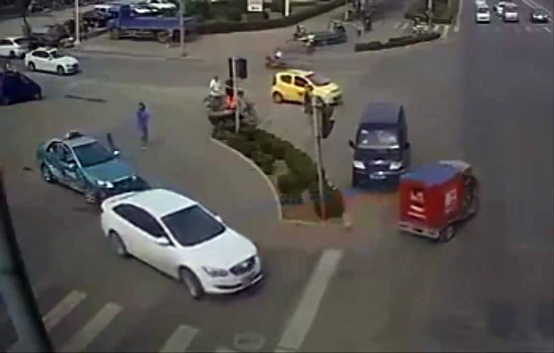 verrückten Fahrer rammte absichtlich Masse