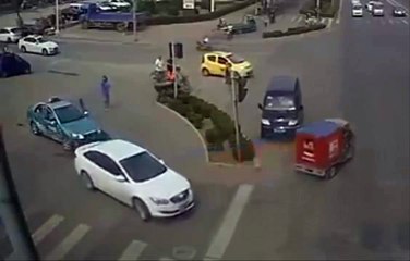 verrückten Fahrer rammte absichtlich Masse