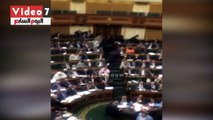 بالفيديو..تعثر النائب أحمد سعيد وسقوطه على الأرض فى الجلسة العامة للبرلمان
