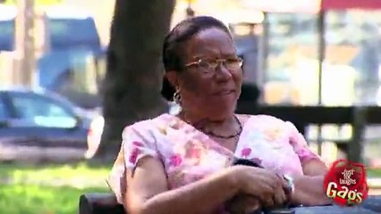 الكاميرا الخفية- سنفرة بدلًا من مناديل الحمام.