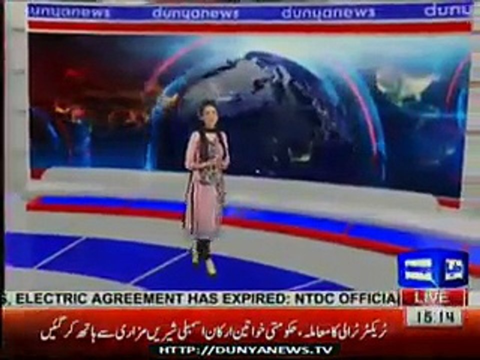 Ishaque Dar meets with Shah Mehmood Qureshi during NA Session, Report by Shakir Solangi, Dunya News.