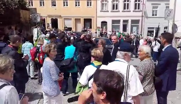Vor Ort in Sebnitz, wo der Bundespräsident Joachim Gauck gerade am Rathaus ankommt.