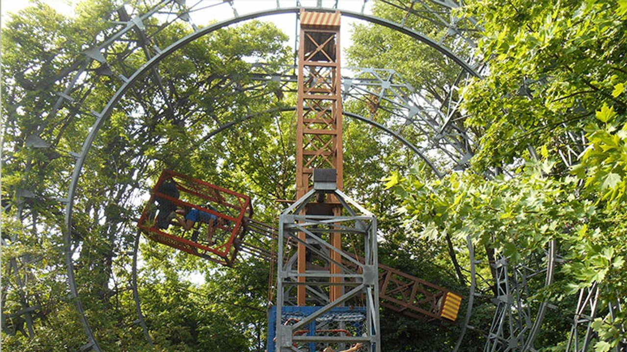 Un parc d'attractions entièrement construit à la main