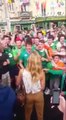 Des supporters irlandais chantent pour une policière