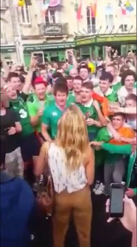 Des supporters irlandais chantent pour une policière