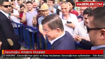 Davutoğlu, Kitabını İmzaladı