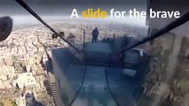 Un toboggan en verre accroché sur un un gratte-ciel à 300 mètres de haut (Los Angeles)