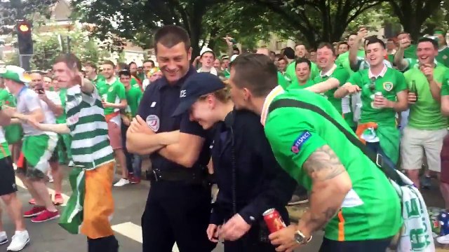 Une policière française obligée d’être évacuée quand des supporters irlandais se mettent à la draguer