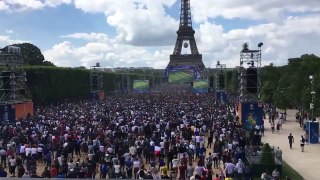 La joie des Français dans la Fan zone après le but de Griezmann - France vs Irlande EURO2016
