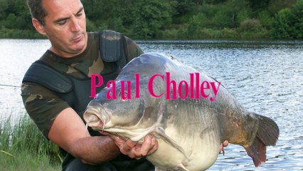 Manipulation d'une énorme carpe miroir