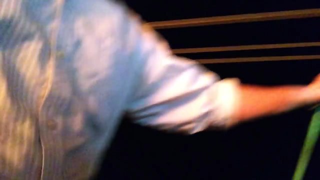 Ces journalistes passent à 2 doigts de la mort en s'approchant trop près des flammes