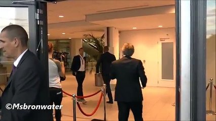 Badr Hari belaagd door hysterische Vrouwelijke Fan @ GLORY 31