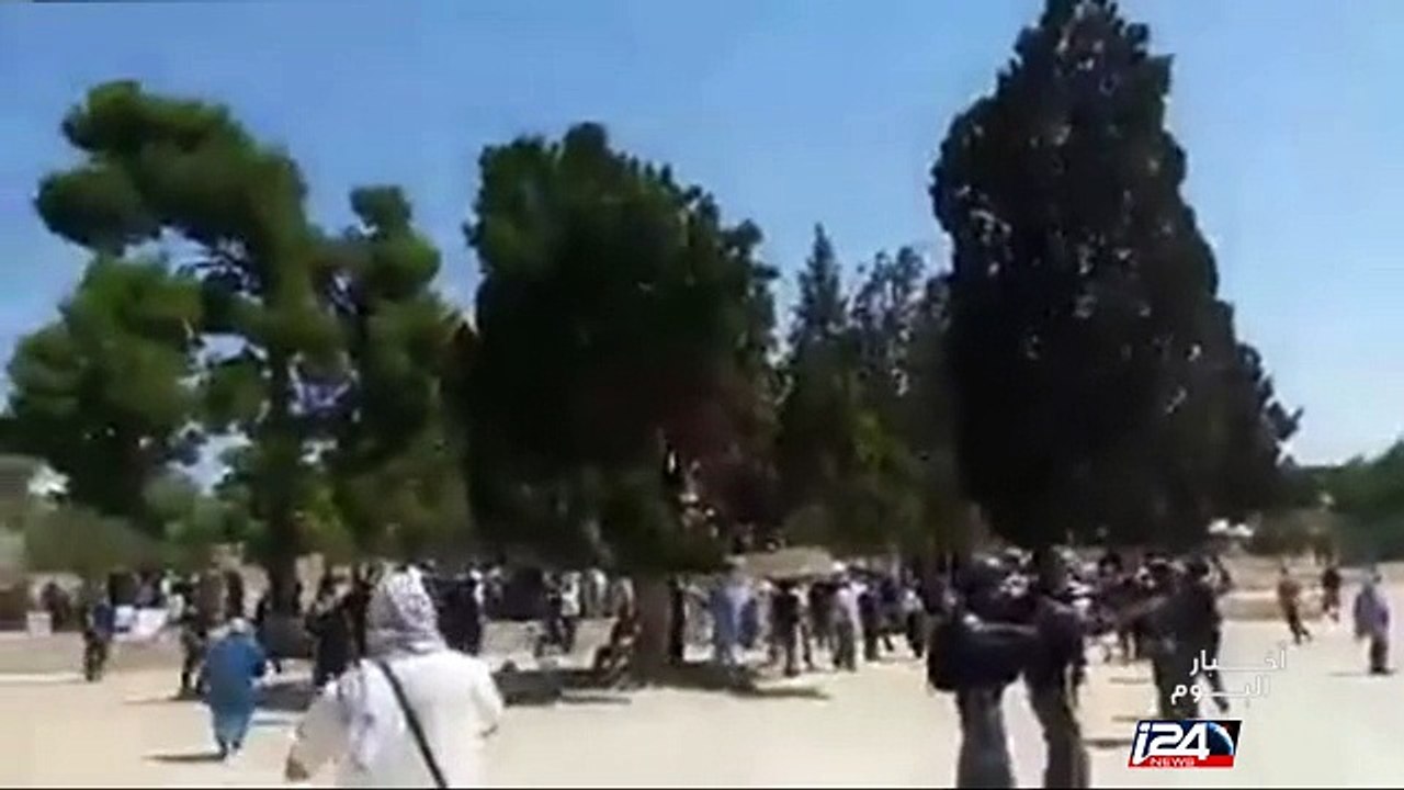 مواجهات بين مصلين وأفراد من الشرطة الاسرائيلية في باحات المسجد الأقصى